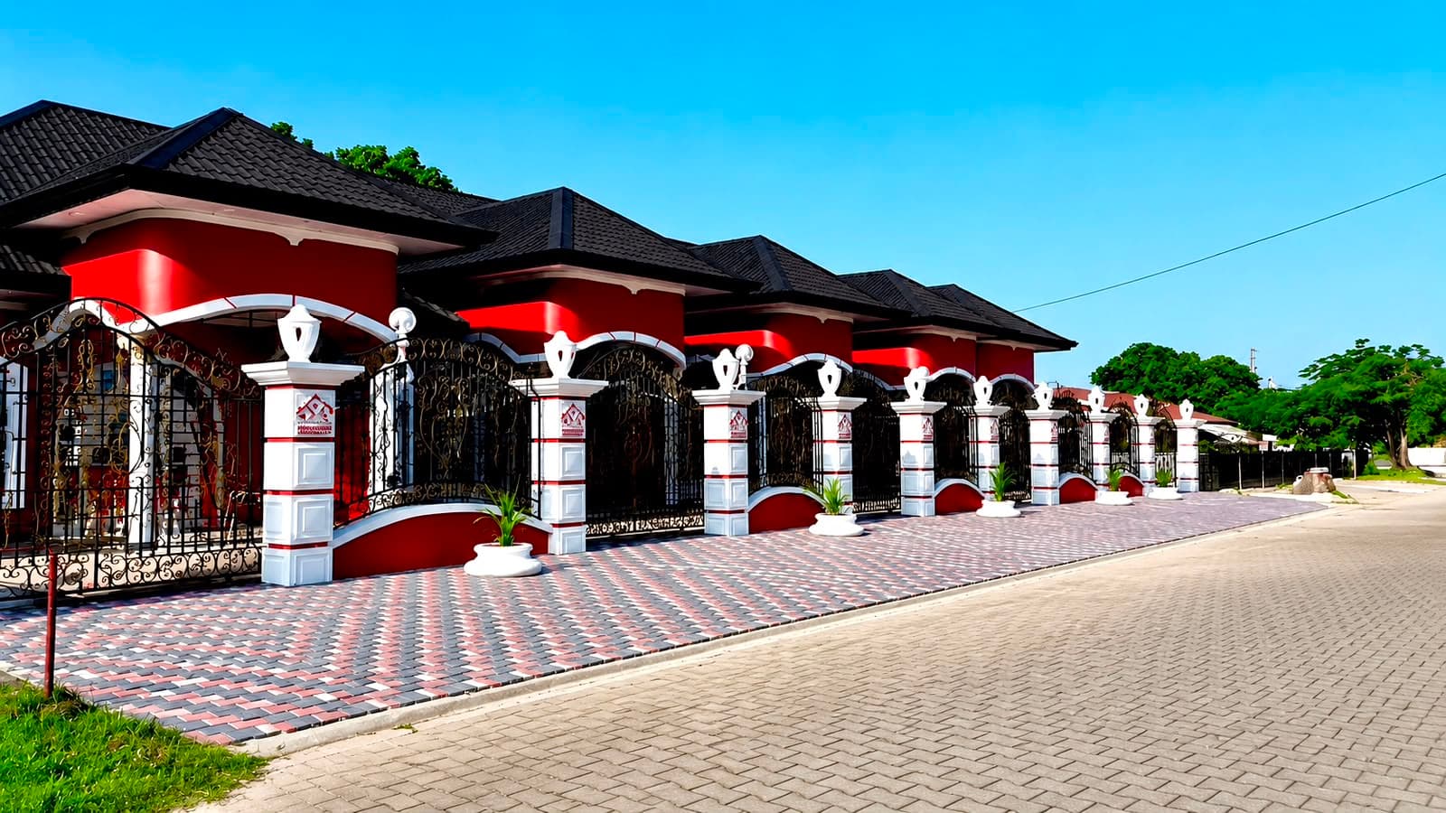 Gated street front of Aznousa Apartments at Bungalowpark, Paramaribo